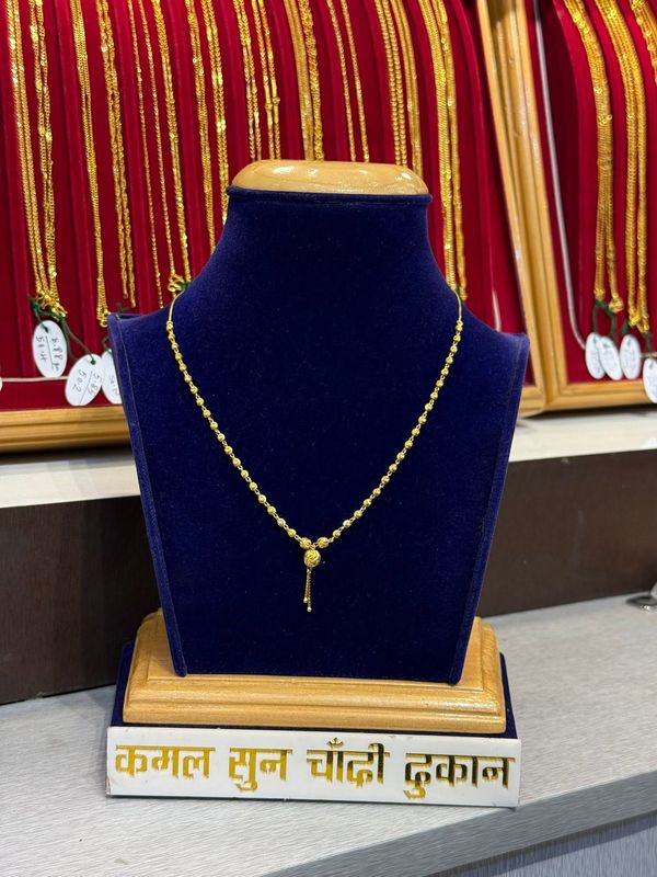 नीलो मखमली स्ट्यान्डमा सानो झुम्का भएको सिक्री